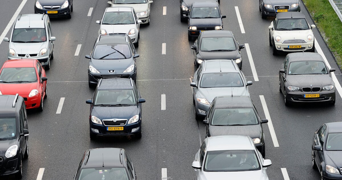 Meer dan een uur vertraging door ongeluk met meerdere auto’s op A27 bij Hank