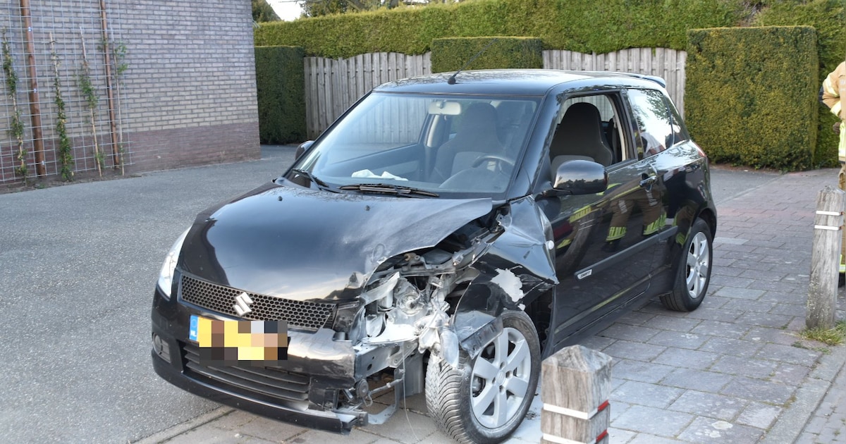 Bestuurder (18) verliest controle over auto in Kerkwijk: voertuig vliegt na botsing in brand