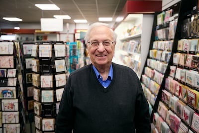 ‘Van 70 uur per week werken naar nul, dat wordt even wennen’; Siebrand (74) sluit zijn tabakswinkel 