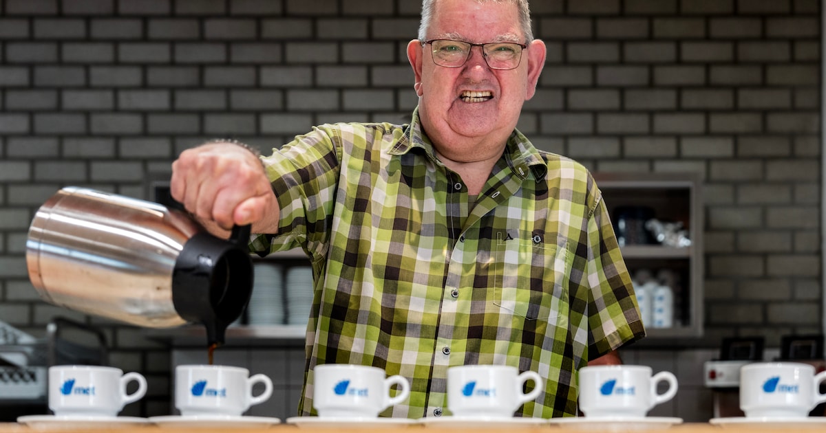 Sjef (61) weet precies wat jij in je koffie wilt: geliefde assistent-conciërge neemt afscheid van Wa