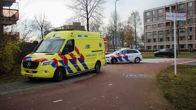 Fietser en auto botsen op rotonde in Oss