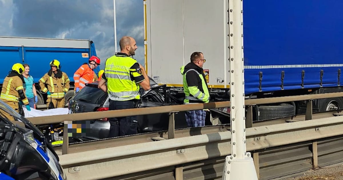 Ernstige aanrijding auto en vrachtwagen in Rijsbergen.