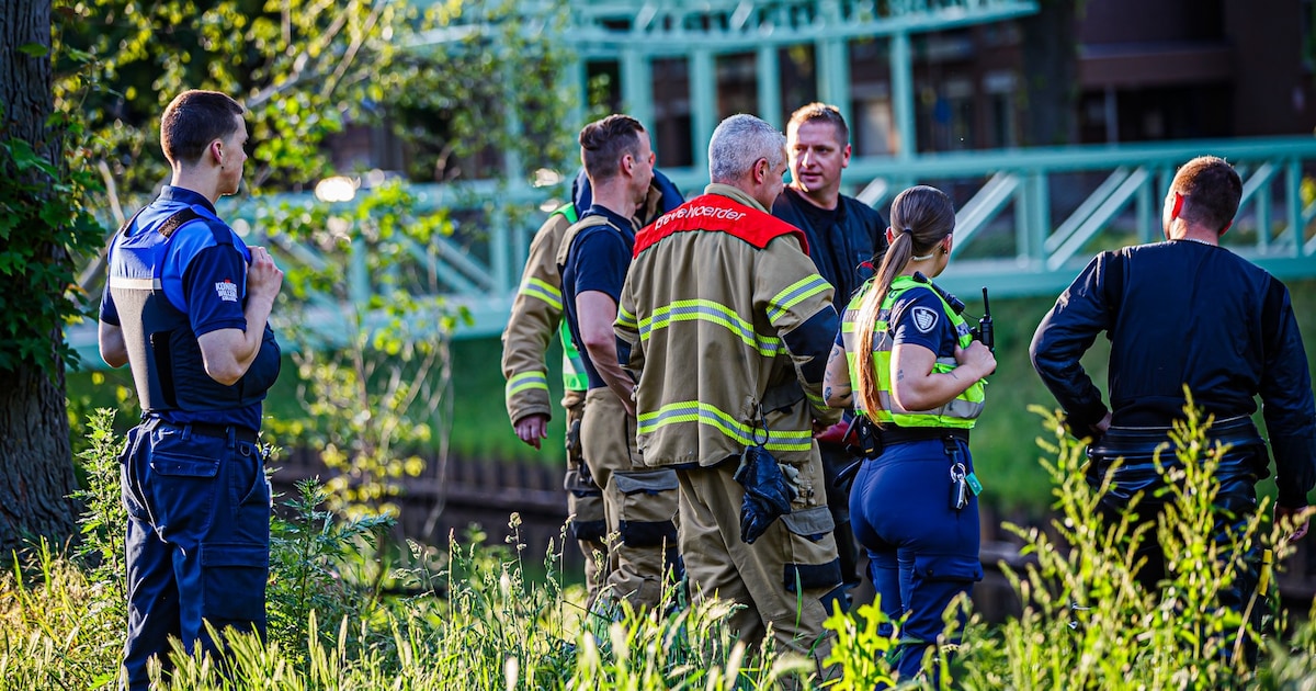 Beschonken man valt in Zuid-Willems­vaart in Den Bosch, omstanders halen hem uit water