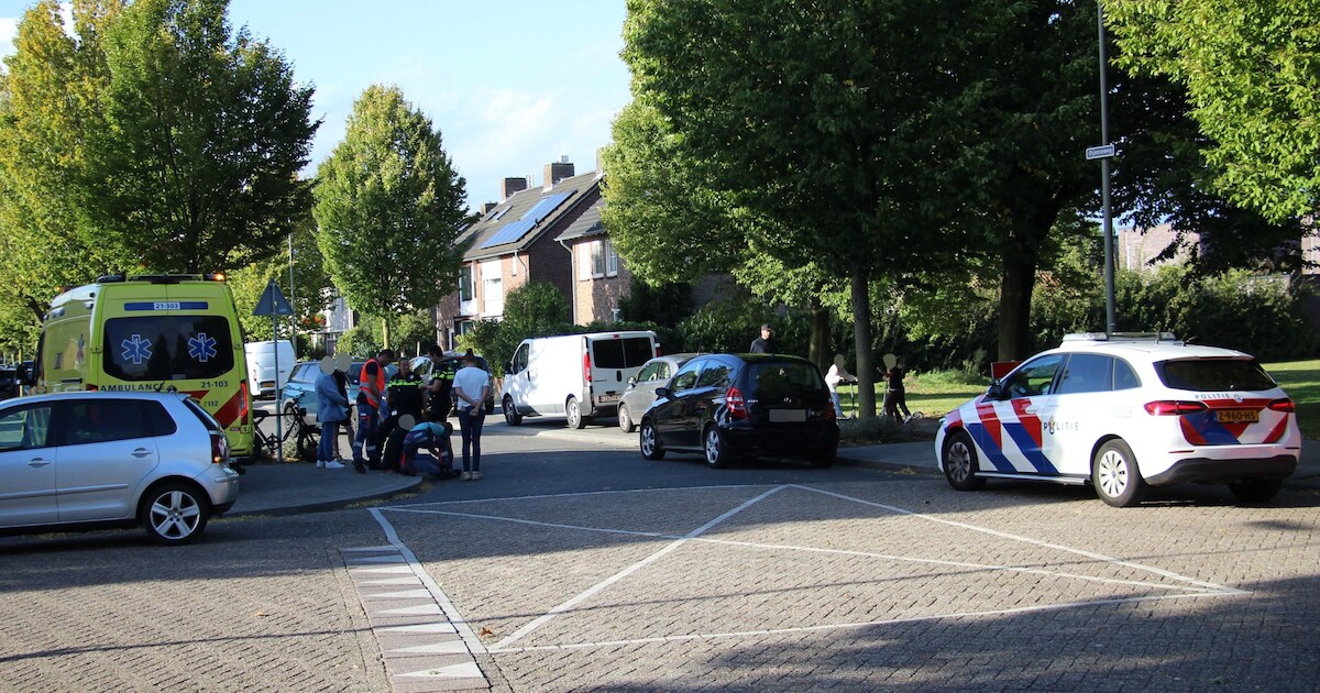 Vrouw op fatbike komt in botsing met auto in Oss en raakt gewond.