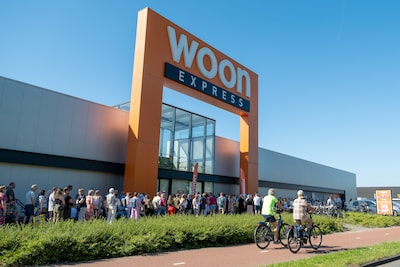Graaien tussen de kunstbloemen, grissen tussen het Delfts blauw bij Woonexpress Waalwijk