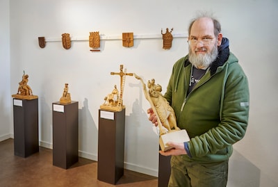 Joris (56) vindt in houtsnijkunst zijn roeping op Huize Padua: ‘Het is een gave, dat voel ik’