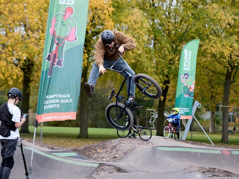 Hij werd stiekem al gebruikt, maar pumptrackbaan in Best is nu officieel open