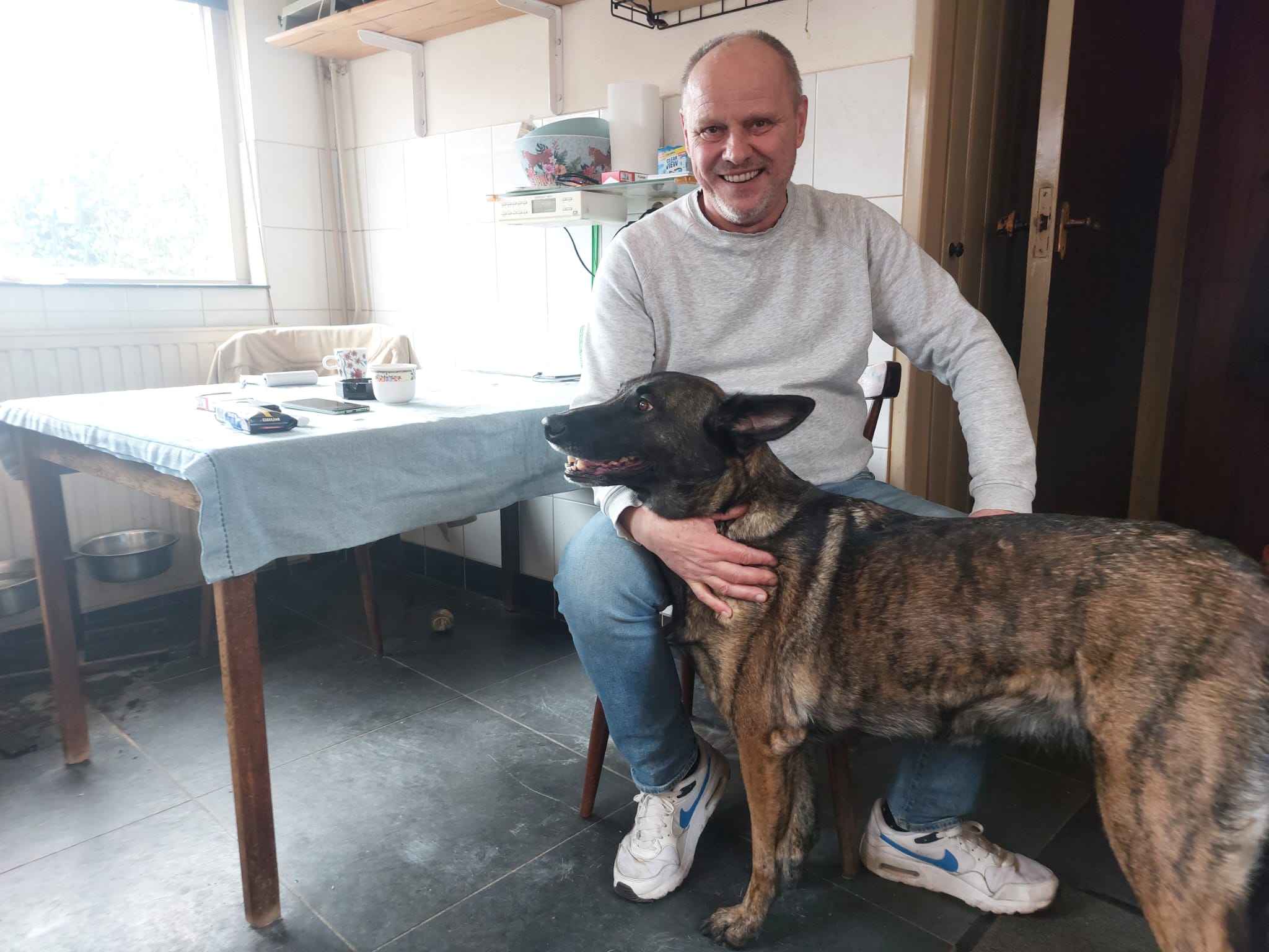 Eigen hond redt leven van Ton (61) na brand bij shoarmazaak Vught: ‘Zonder Sirius was ik er niet mee