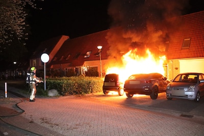 Twee auto’s volledig uitgebrand in Kaatsheuvel: politie houdt rekening met brandstichting