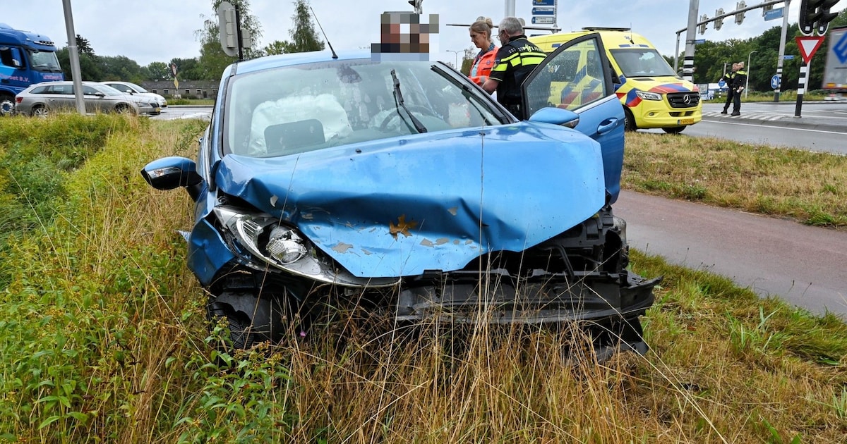 Auto rijdt vermoedelijk door rood en veroorzaakt botsing in Tilburg, twee inzittenden gewond.