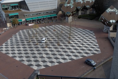 Op dit plein midden in Helmond mogen helemaal geen auto’s komen en toch rijden er 2 tot 4 per minuut