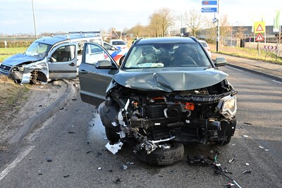 Grote schade bij afrit A58 in Bavel: twee auto’s botsen, inzittende gewond naar ziekenhuis