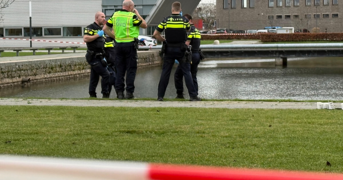 Klant ziet dode in blusvijver bij bedrijf in Den Bosch, politie doet onderzoek