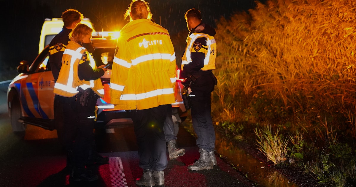 Vrouw rijdt het kanaal in bij Heeswijk-Dinther, auto zinkt