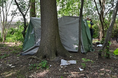 Hulpverleners maken slapende daklozen net op tijd wakker bij oplaaiend kampvuur: ‘Was een zeer gevaarlijke situatie’