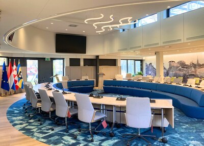 Raadzaal in een nieuw jasje: Drimmelense raadsleden kunnen elkaar weer in de ogen kijken