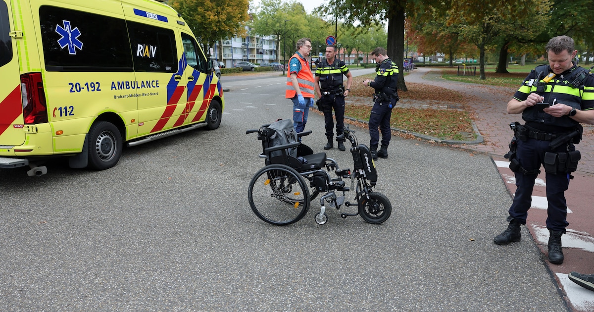 Vrouw in elektrische rolstoel raakt gewond bij ongeluk met bestelbus in Waalwijk.