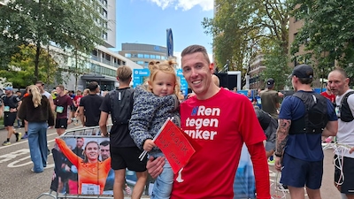 LIVE Marathon Eindhoven | Frank zijn vrouw kreeg kanker tijdens zwangerschap, nu finisht hij met doc