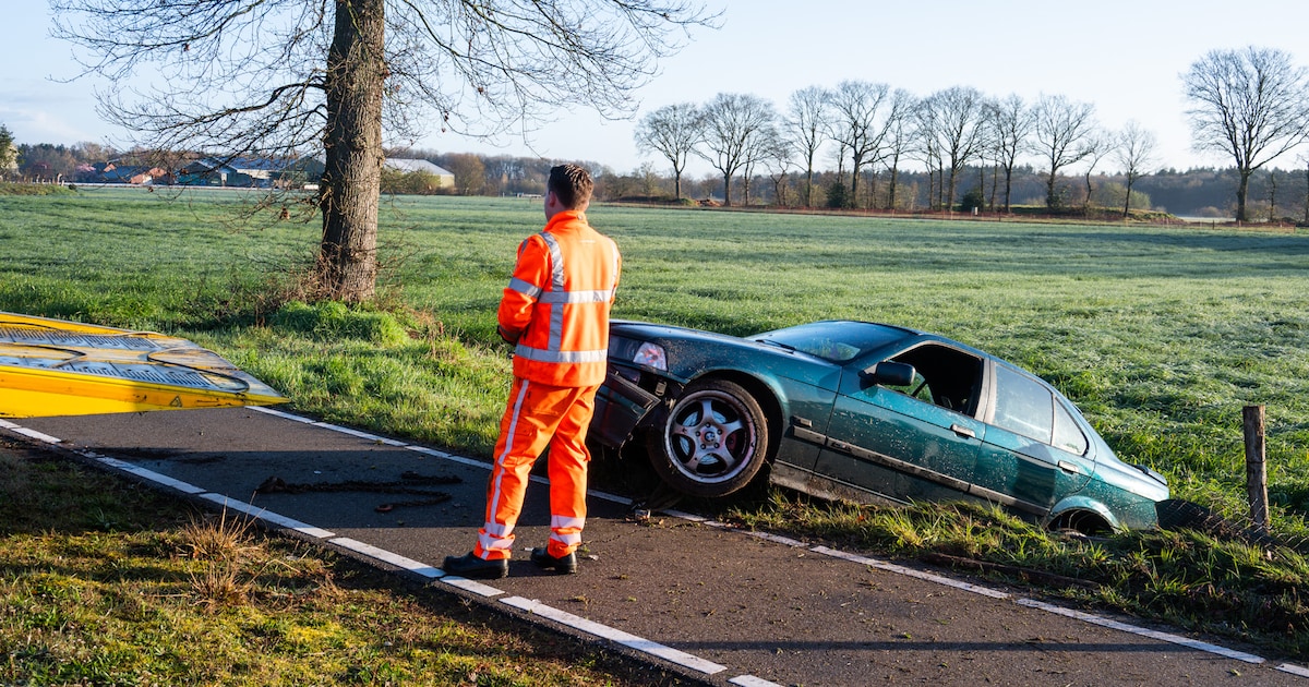Auto rijdt van de weg in Etten-Leur
