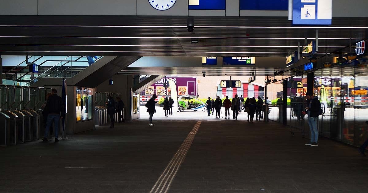 Zo werkt inchecken met je pinpas bij de treinstations in Tilburg ...