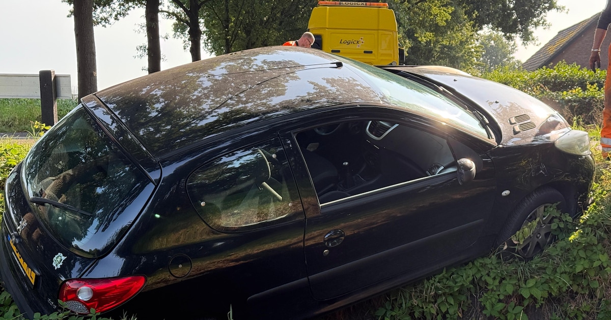 Vrouw gewond bij ongeval in Sint-Oedenrode, auto belandt na botsing in sloot.