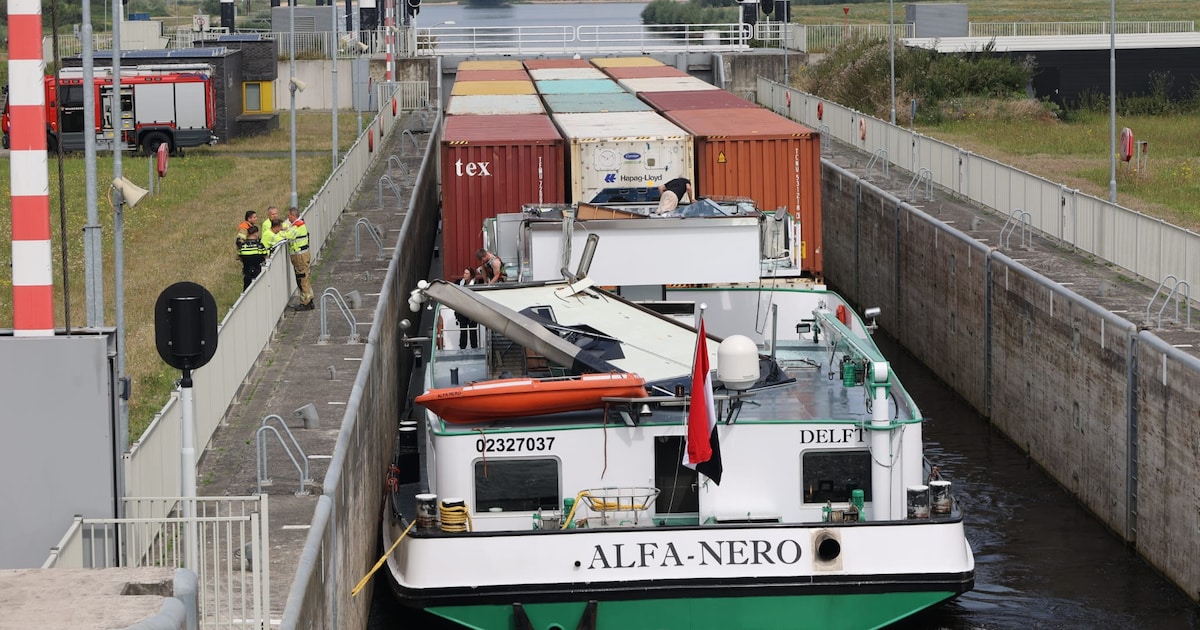 Containerschip botst tegen brug in sluis en raakt (te hoge) stuurhut ...