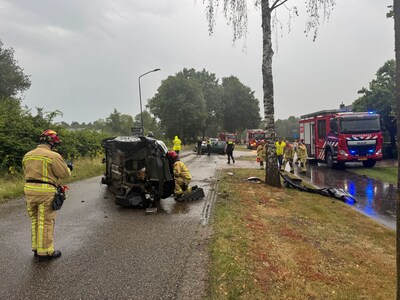 Auto belandt op zijn kant na botsing in Bakel: bestuurder aangehouden