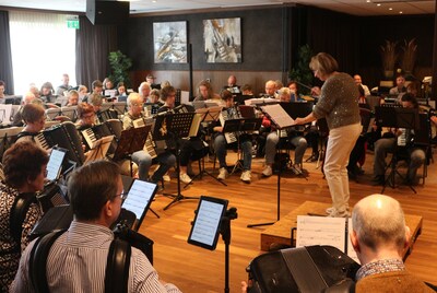 Groot orkest met tachtig accordeonisten strijkt neer in Budel