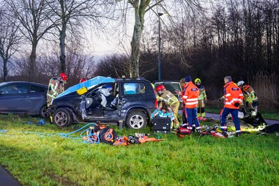 Zwaar ongeluk op gladde weg in Almkerk, traumahelikopter geland