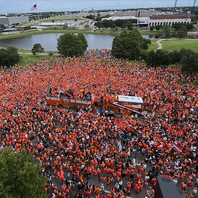 Iconische Oranjebus maakt indruk bij WK-duel in VS: ‘Zelfs agenten wilden ermee op de foto’