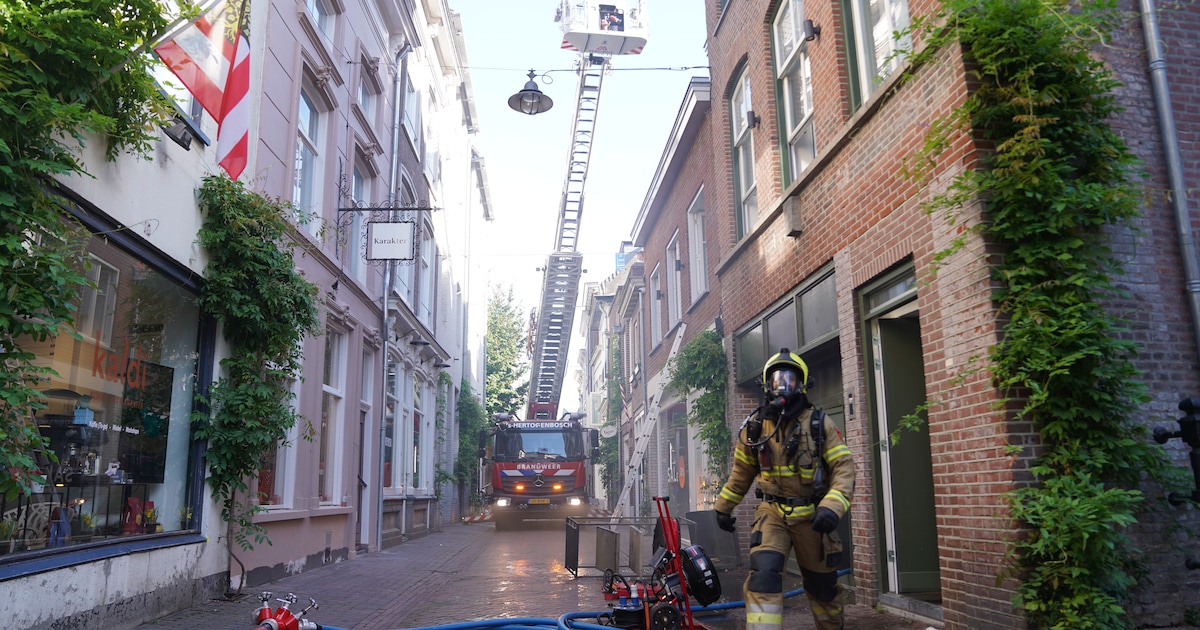 Appartementen in Den Bosch ontruimd na brand in kledingmagazijn, bewoners op straat: ‘Ik kan gelukki