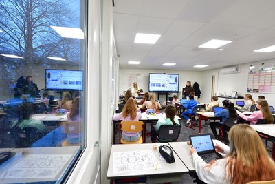 ‘Eindelijk een wc-rolhouder, maar nog wel erg wit’: kinderen Heilinde openen hun tijdelijke school