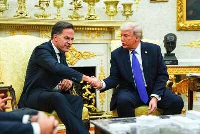 https://images.bd.nl/MjU1ZmQ5ZDdhNzEyMDA2NjM5NzYvZGlvLzI2ODc0NDkzOS9maXQtd2lkdGgvNDAw/united-states-president-donald-j-trump-shakes-hands-with-mark-rutte-secretary-general-of-the-north-atlantic-treaty-organization-nato-as-they-meet-in-the-oval-office-of-the-white-house-in-washington-dc-usa-on-wednesday-october-22-2025-the-leaders-are-meeting-to-discuss-continuing-support-for-ukraine-credit-aaron-schwartz-pool-via-cnp-admedia