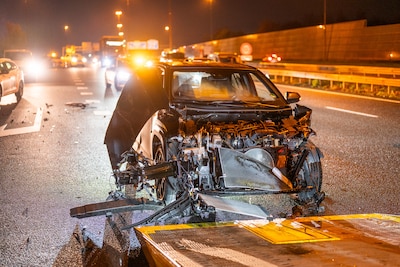 Auto botst op vrachtwagen op A16 bij Prinsenbeek, tweede auto rijdt er achter op