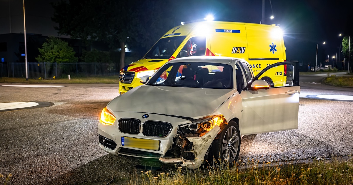 Bestuurder probeert voorligger in te halen op kruispunt in Tilburg, maar botst tegen zijkant: een ge
