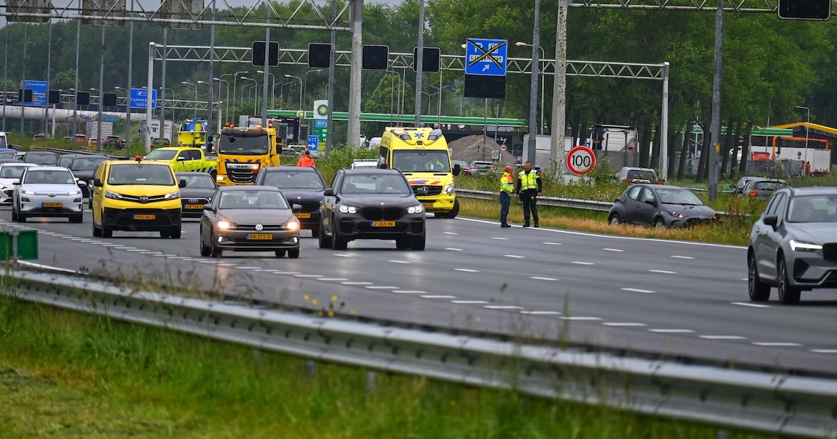 Vrachtwagen en auto botsen op A2 bij Beesd, één gewonde