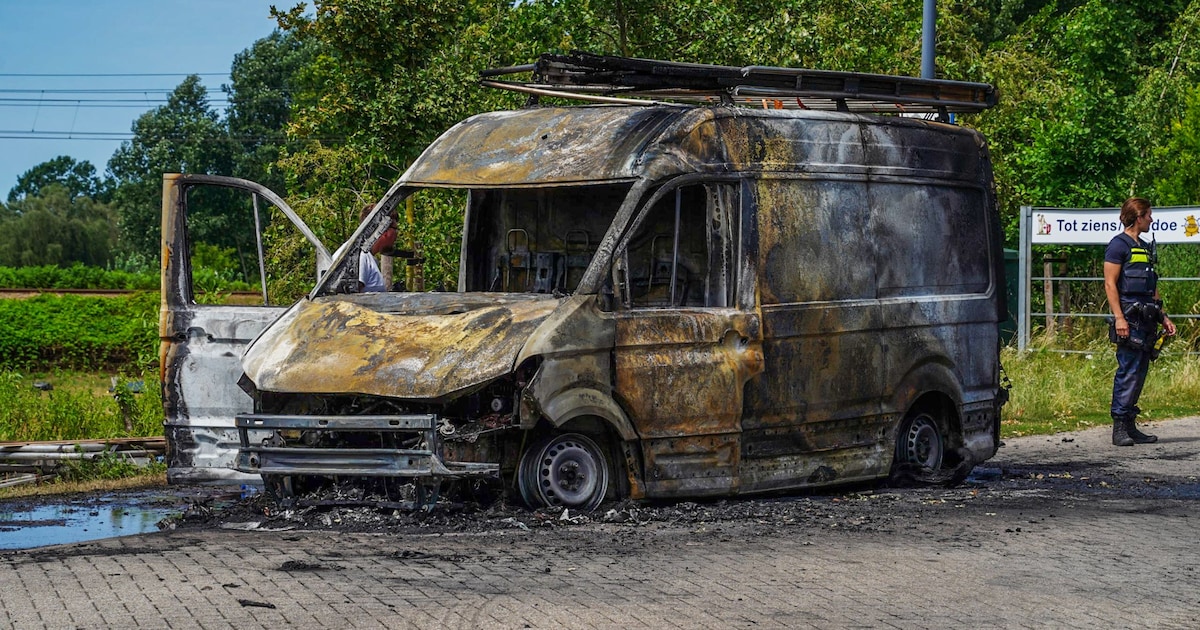 Bestelbus vliegt in brand tijdens rit in Nuland, bestuurder ongedeerd