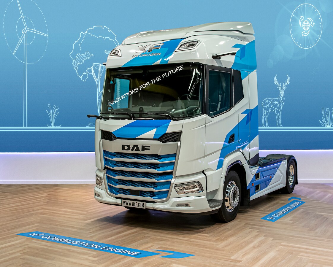De innovatietruck van DAF die rijdt op een verbrandingsmotor met waterstof.