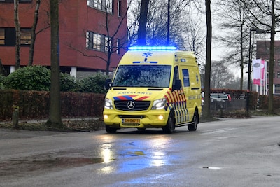 Moeder en kind (1) afgesneden door auto in Goirle, bestuurder rijdt door na ongeval