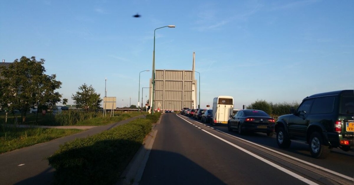 Brug op Dorpenweg bij Macharen defect