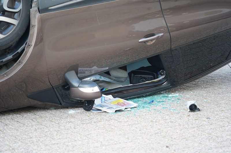 Spullen vlogen door en uit de auto bij het ongeluk. 