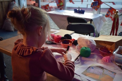 Voorlezen en knutselen voor peuters in de binliotheek in Eindhoven