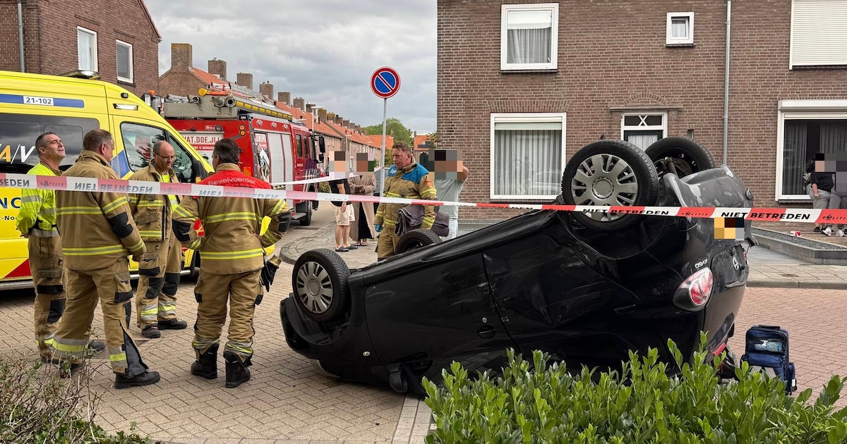 Auto belandt op zijn kop bij ongeval in Oudheusden: vrouw en kind naar ziekenhuis