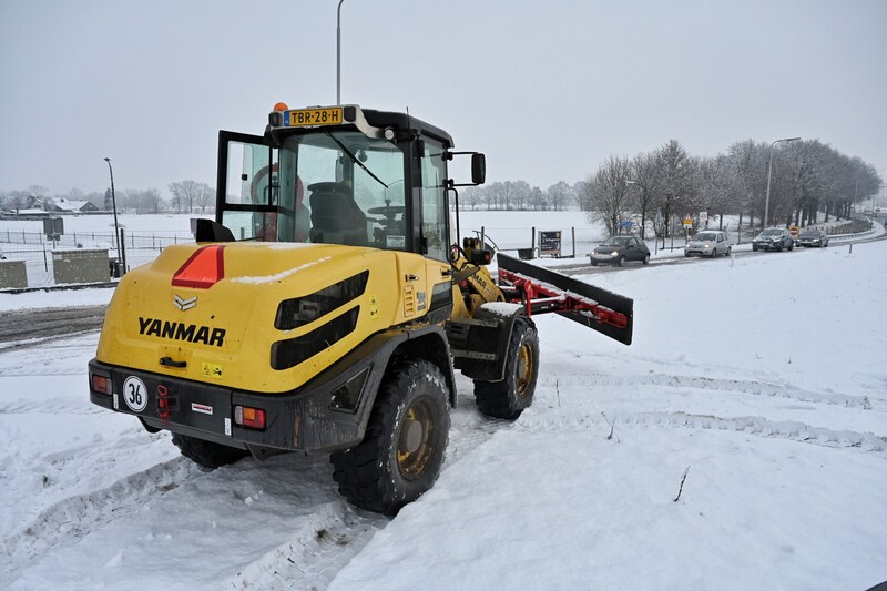 Een sneeuwschuiver ging naar de A58 om de weg vrij te maken.
