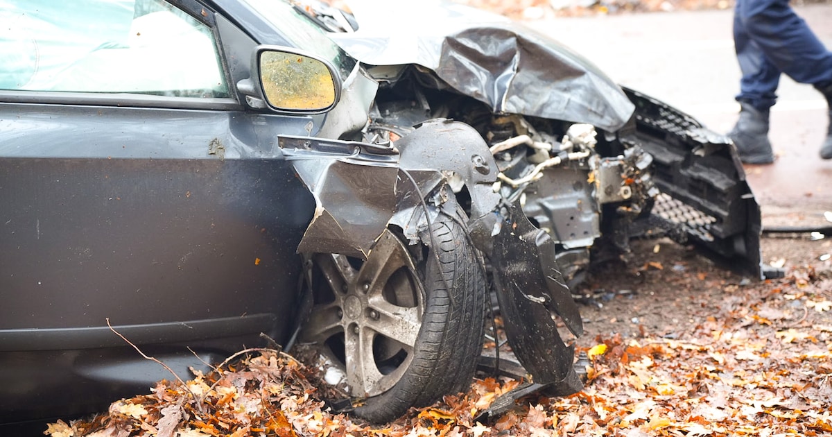 Auto klapt tegen boom bij Kaatsheuvel, man naar ziekenhuis