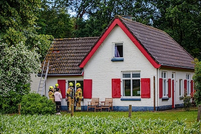 Bliksem slaat in bij woning in Berlicum, meerdere 