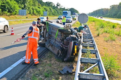 Auto belandt op zijkant na botsing op A67 bij Veldhoven, hond komt met de schrik vrij