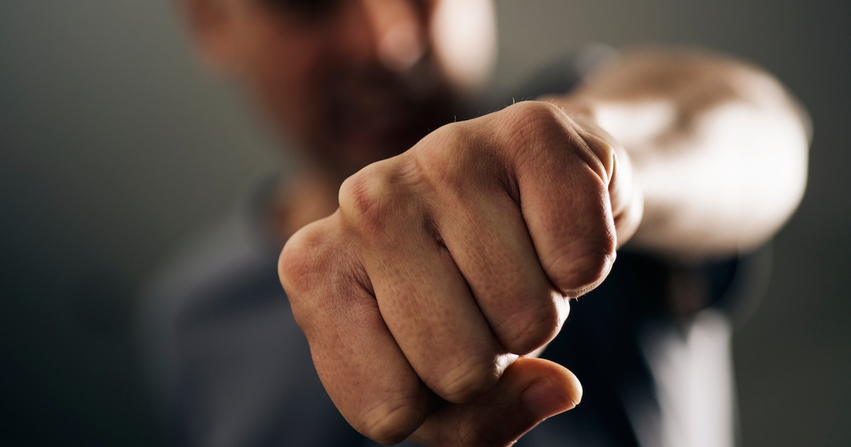 Veertig man gaan met elkaar op de vuist in Uden, 21-jarige verdachte aangehouden