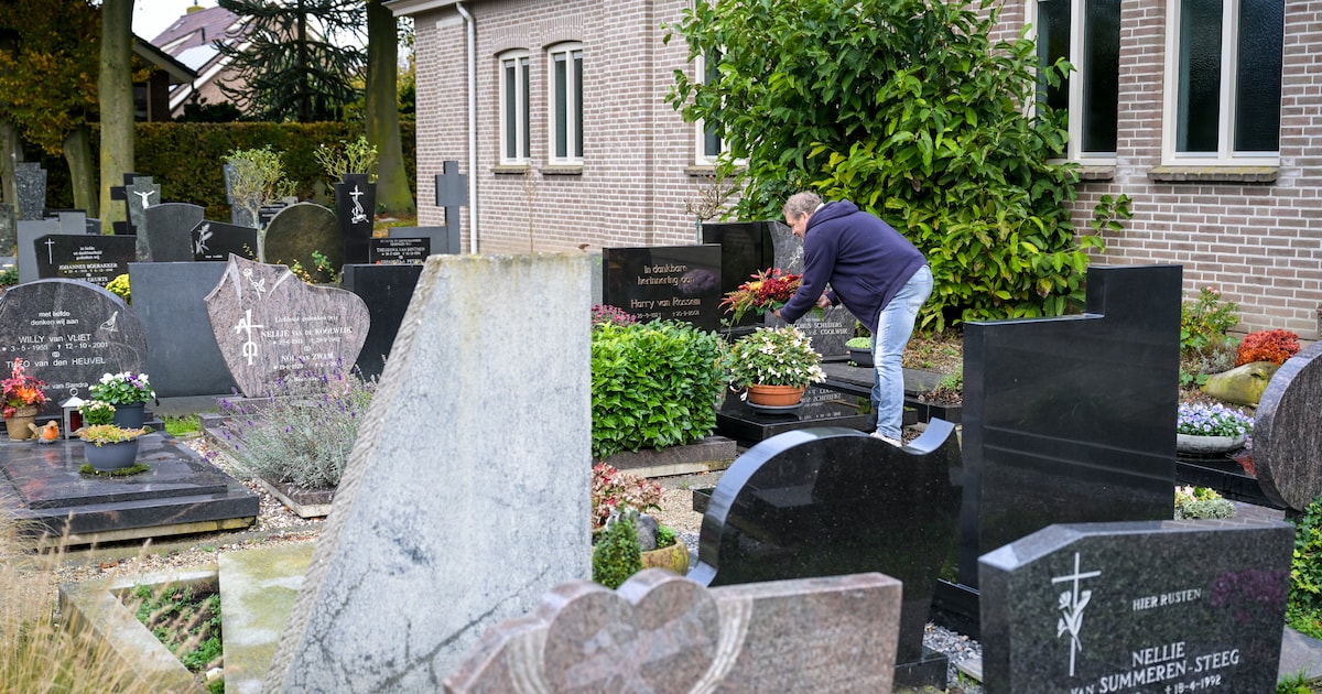 Zo’n dorpskerkhof met al die unieke grafmonumenten vertelt het verhaal van een kleine leefgemeenscha