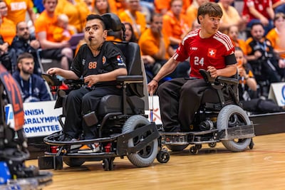 Reza (36) wilde eigenlijk voetballer worden: ‘De hockeystick